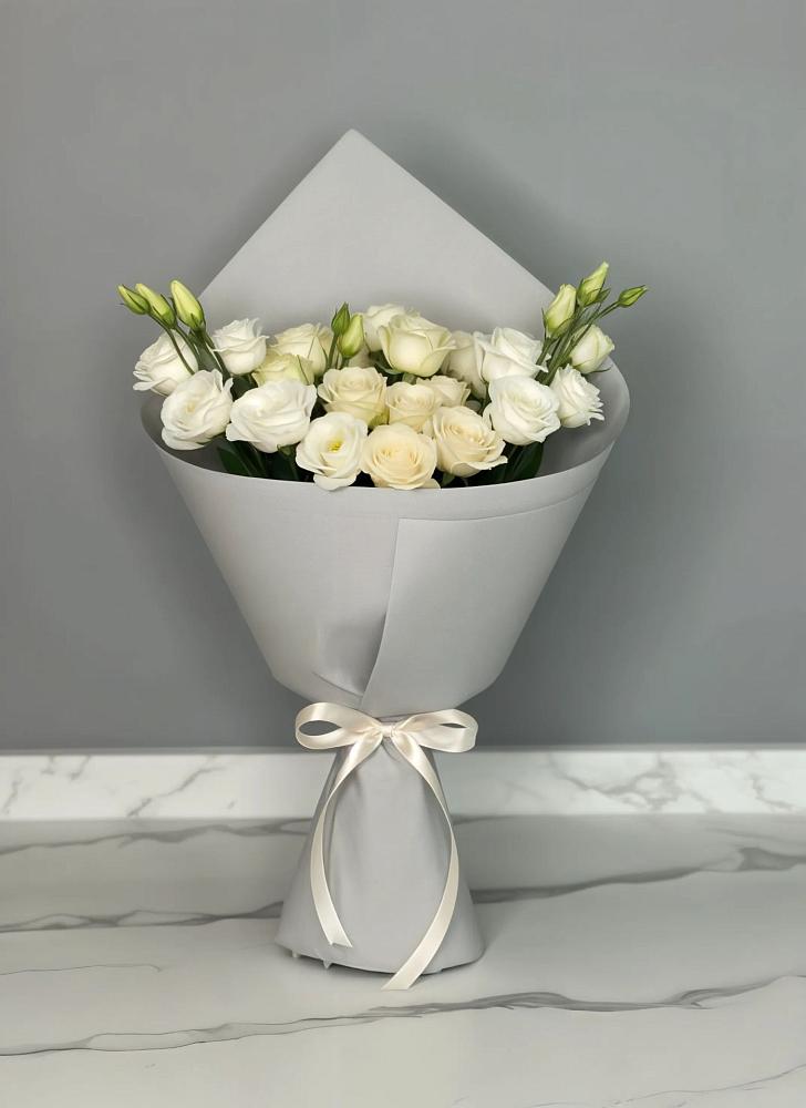 Букет цветов из: Розы и Лизиантусы в Кичменгском Городке