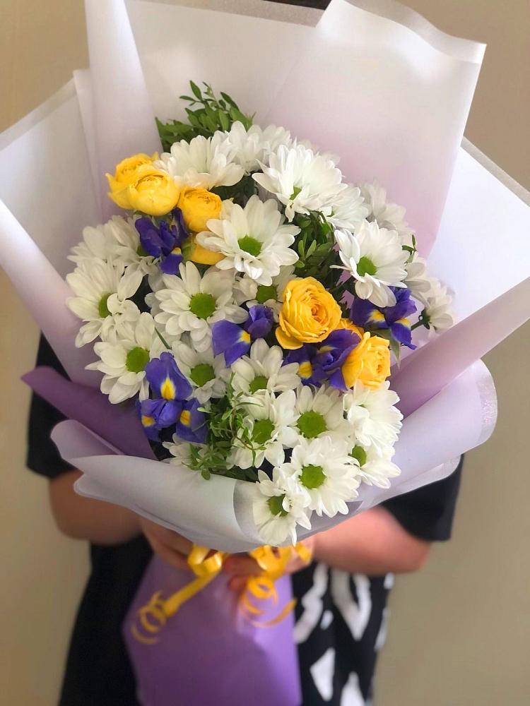 Букет цветов из: Ирисы, Хризантемы и Розы в Кичменгском Городке