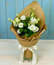 Букет цветов из:  Хризантемы и Лизиантусы в Кичменгском Городке