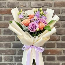 Букет цветов из:  Лизиантусы и Розы в Кичменгском Городке